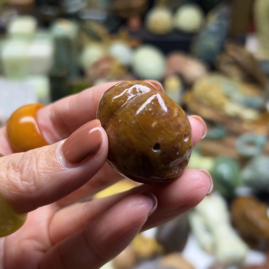 岫玉未镶嵌颈饰辽阳红海豚有瑕