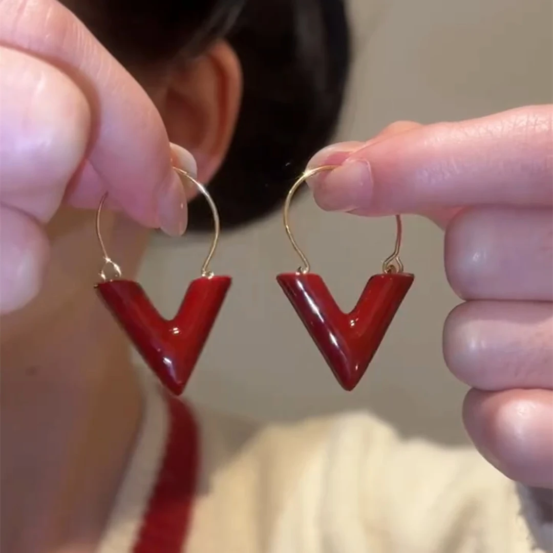 铜合金耳饰 红色画油V型字母耳圈耳环女2024