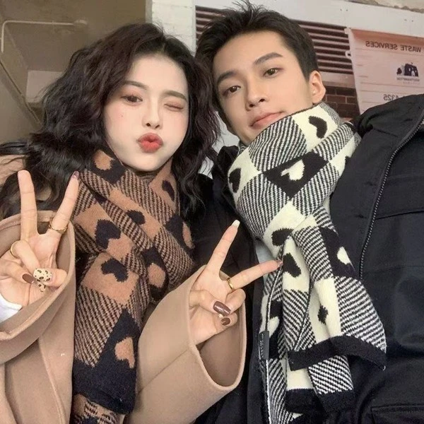 2026新款网红针织爱心围巾女秋冬季黑白格子柔软学生可爱加厚围脖