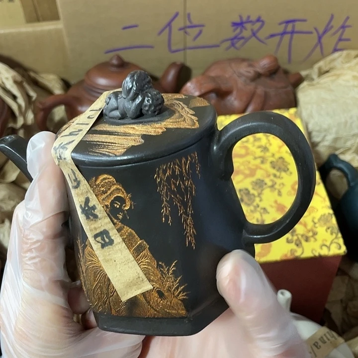 紫砂茶壶原矿泥料，手工制作的一把紫砂壶。
