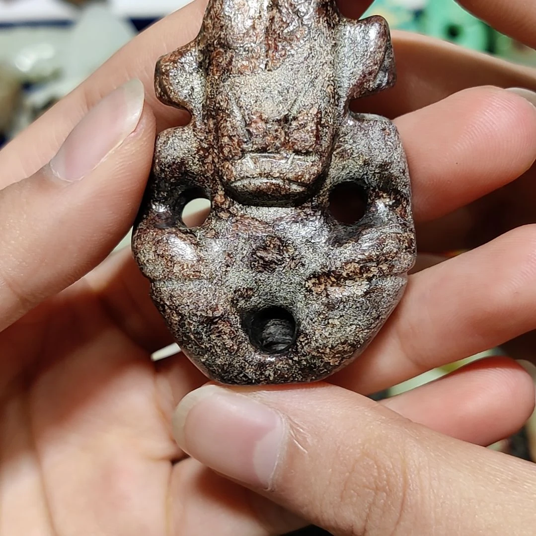 透闪石质玉未镶嵌颈饰