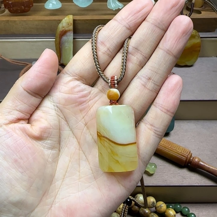 蛇纹石玉未镶嵌颈饰