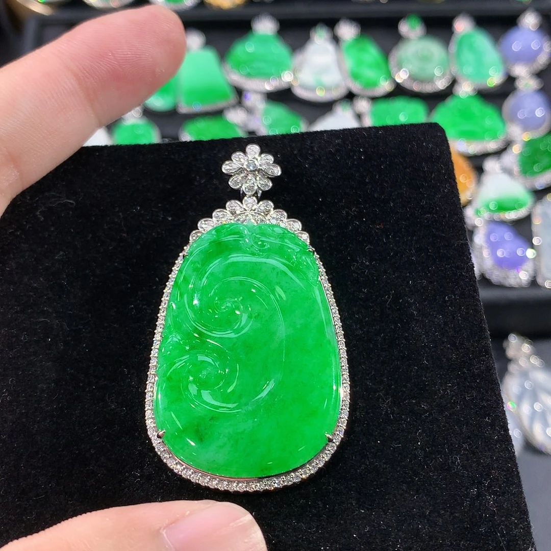 翡翠18K金镶嵌颈饰