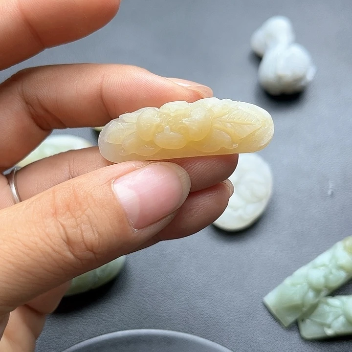 【闪购商品】颈饰未镶嵌和田玉一***?
