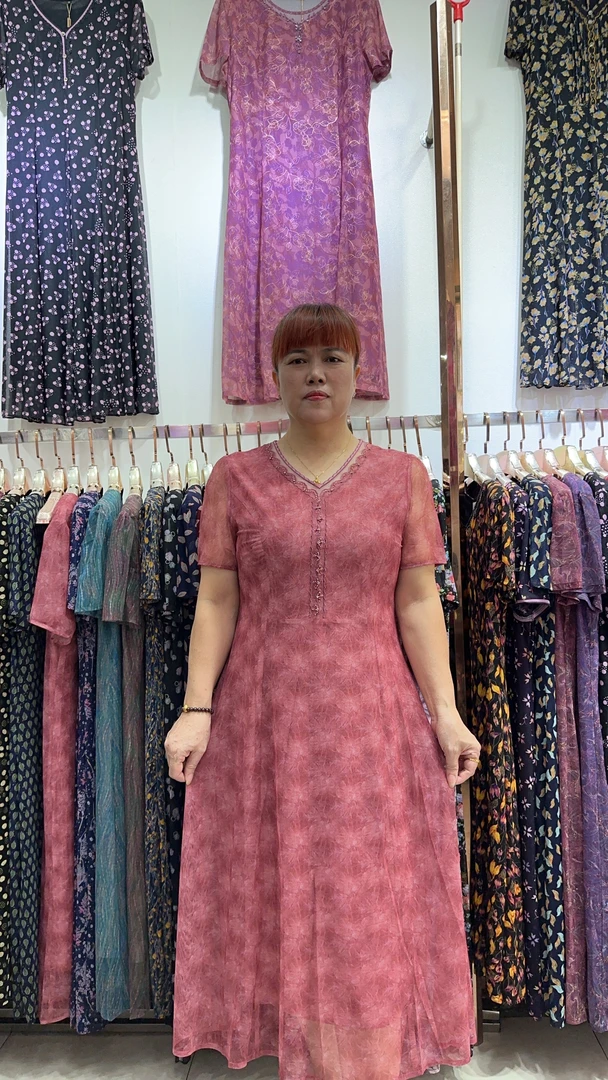 2025新款夏季中老年妈妈连衣裙粉色气质显瘦时尚妈妈连衣裙