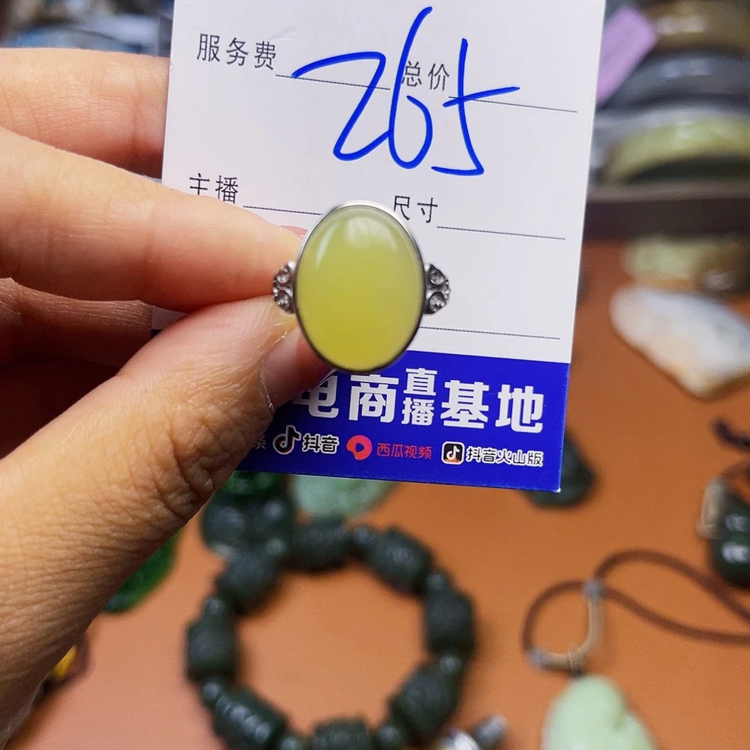 颈饰未镶嵌和田玉猪**乖