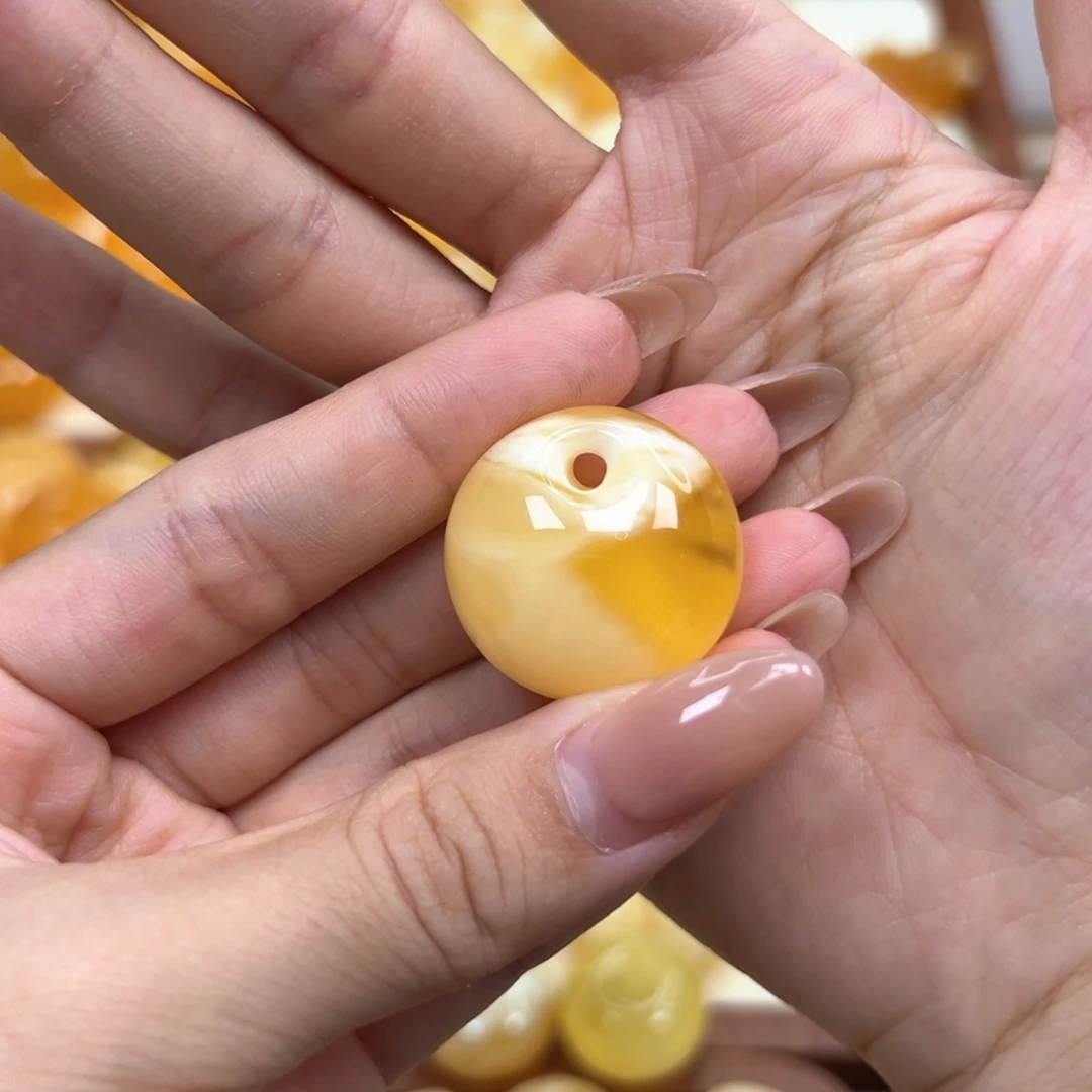 张****琥珀颈饰未镶嵌蜜蜡