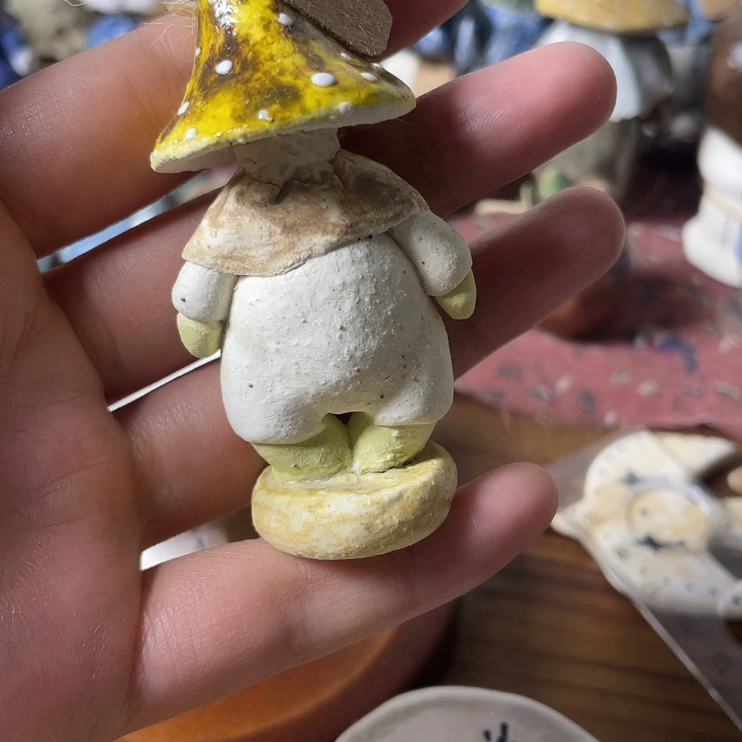 山***中泥塑黄色蘑菇精灵手捏摆件