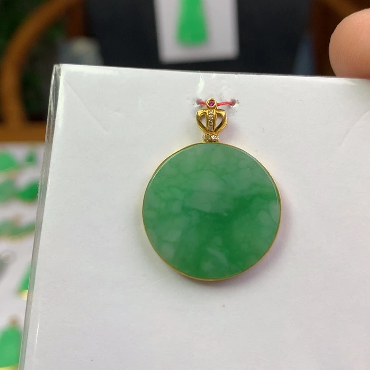 翡翠18K金镶嵌颈饰