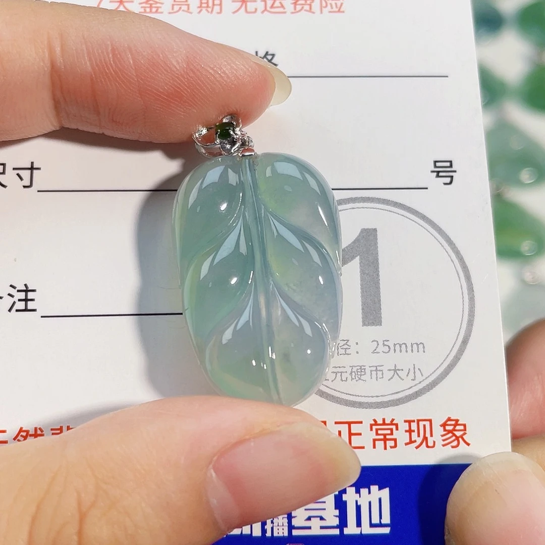 翡翠18K金镶嵌颈饰吊坠