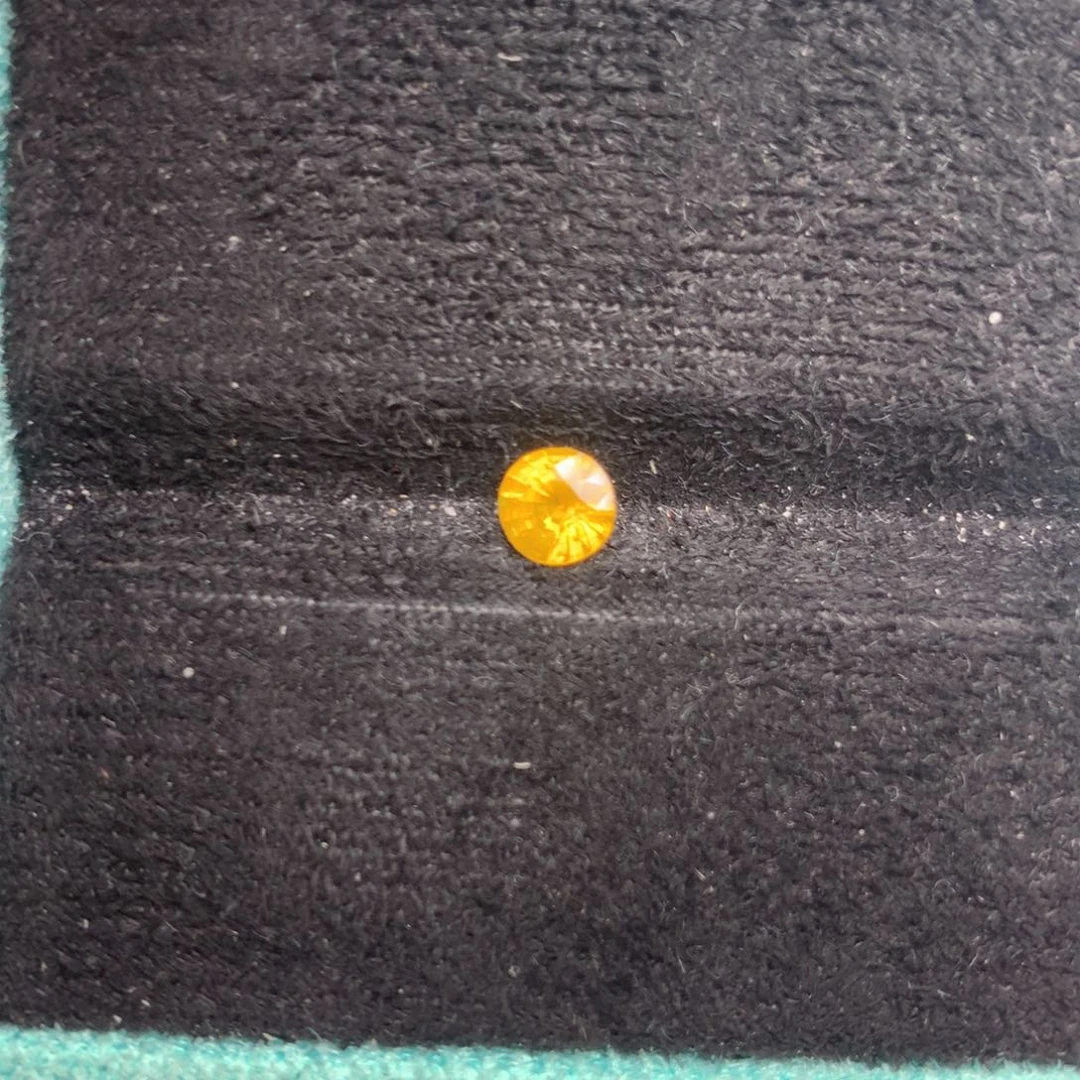 蓝宝石裸石未镶嵌大证金丝雀0.8ct