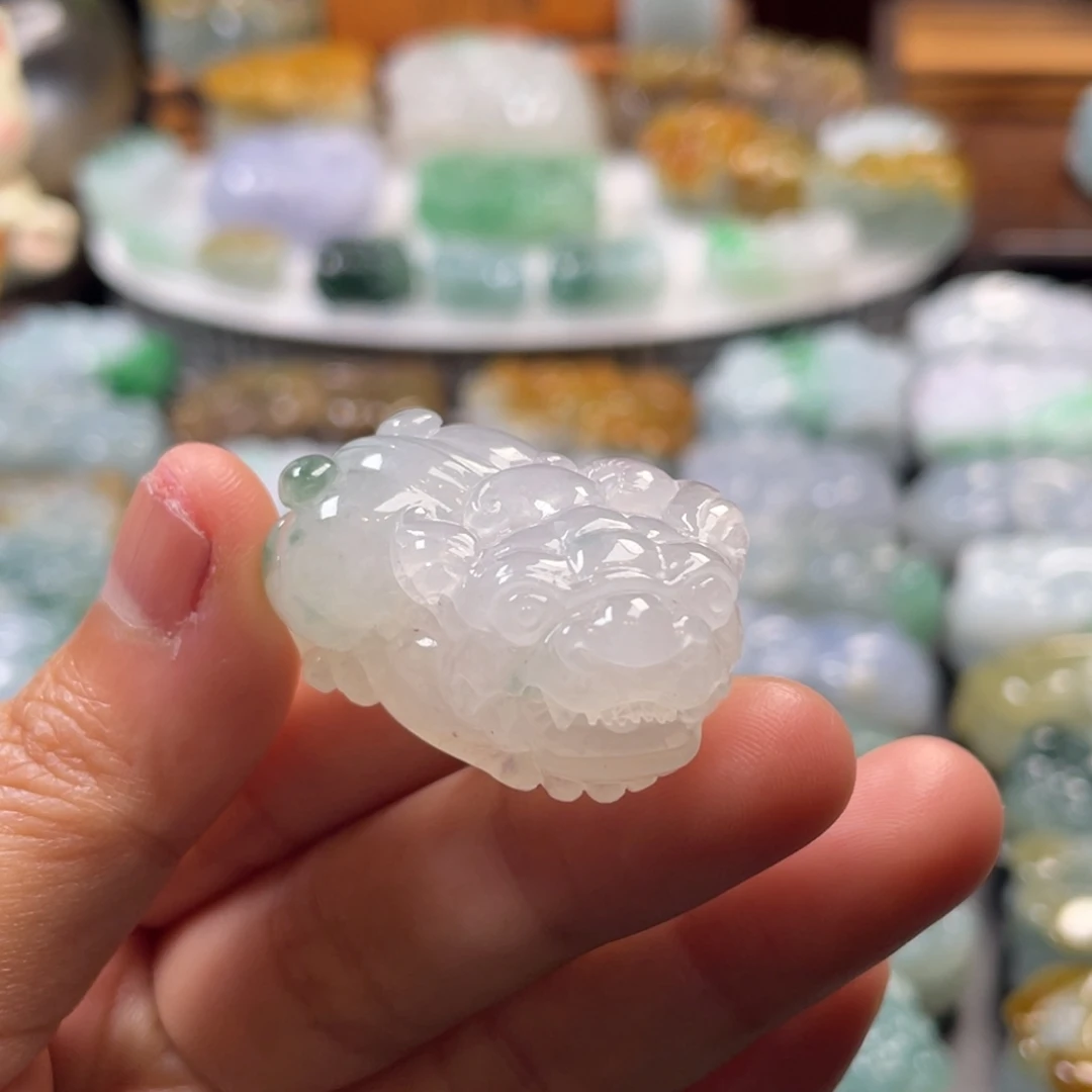 翡翠未镶嵌颈饰貔貅