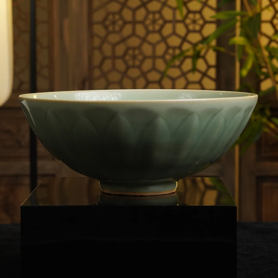 龙泉莲瓣纹大碗（口径24.3 高10cm）