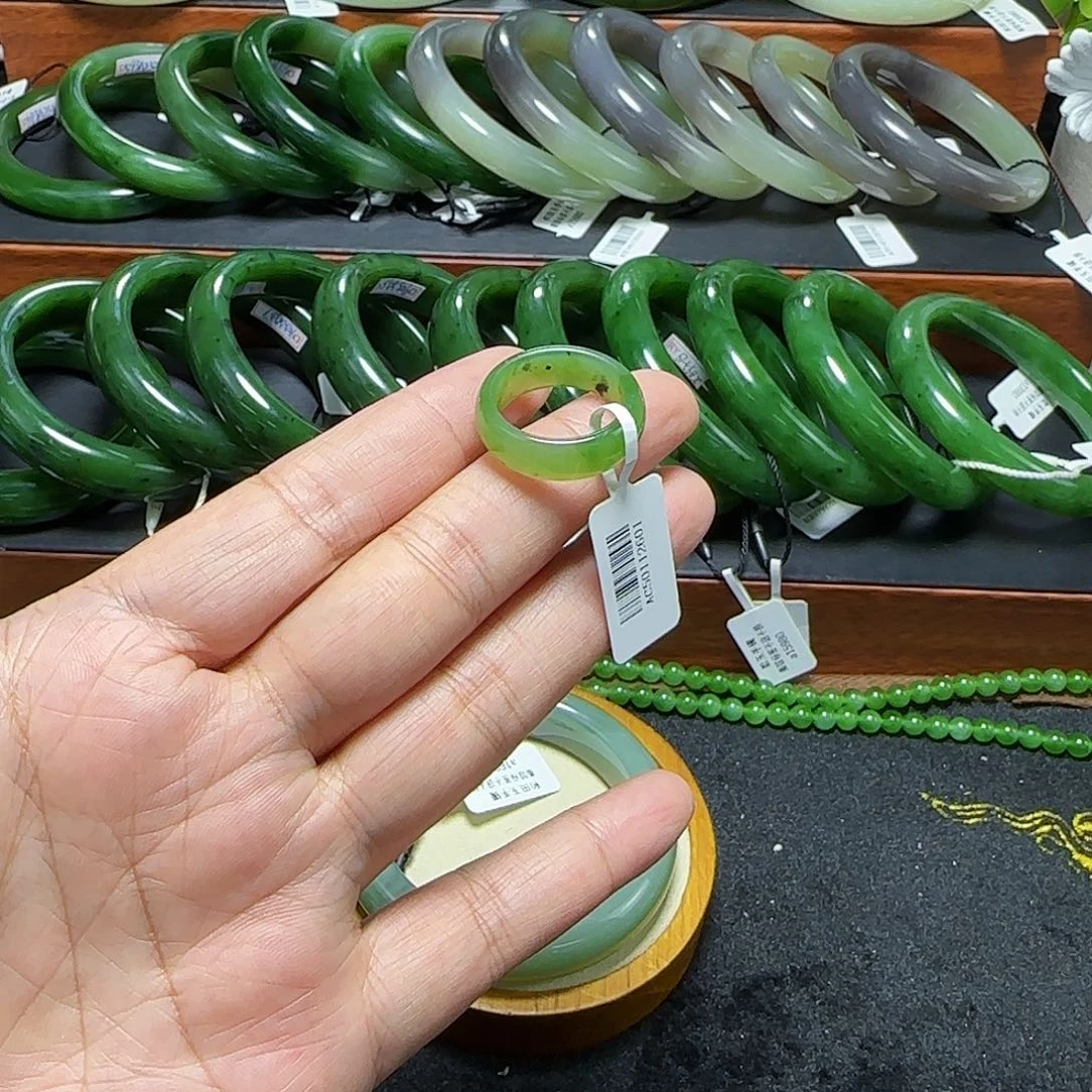 未镶嵌戒指和田玉