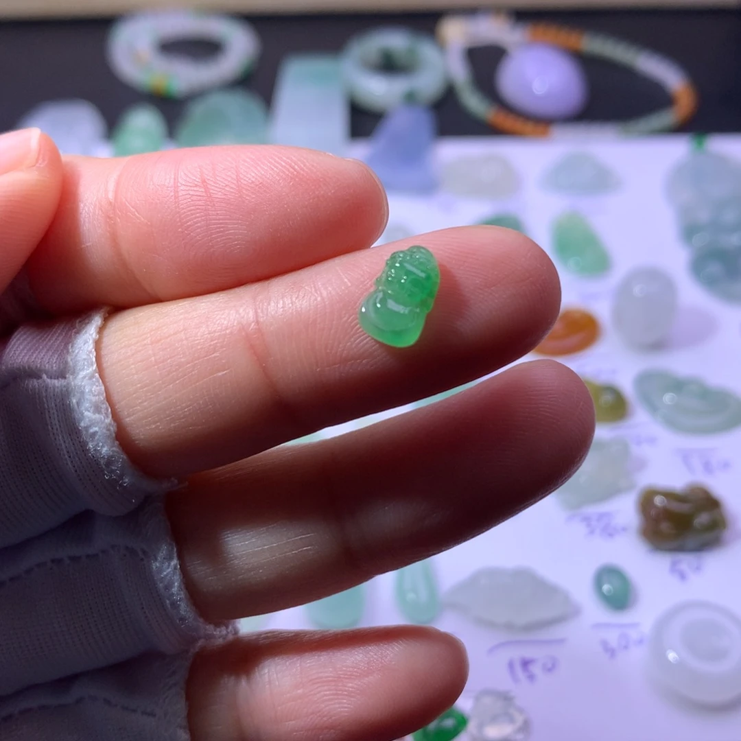 翡翠未镶嵌耳饰佛