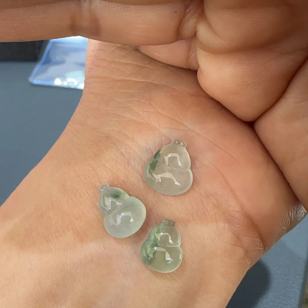 翡翠颈饰未镶嵌小**神葫芦 买断不退