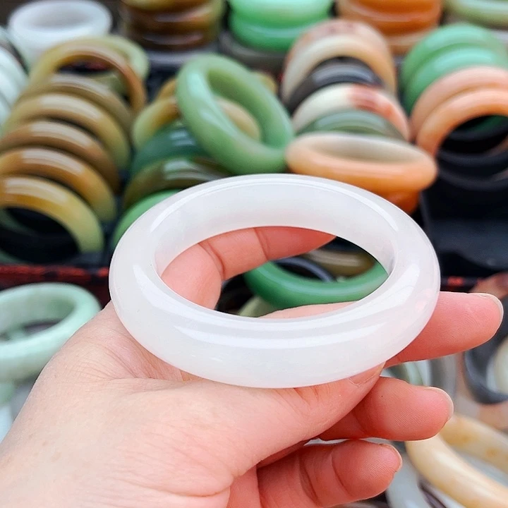 未镶嵌手镯（圆镯）石英质玉李*