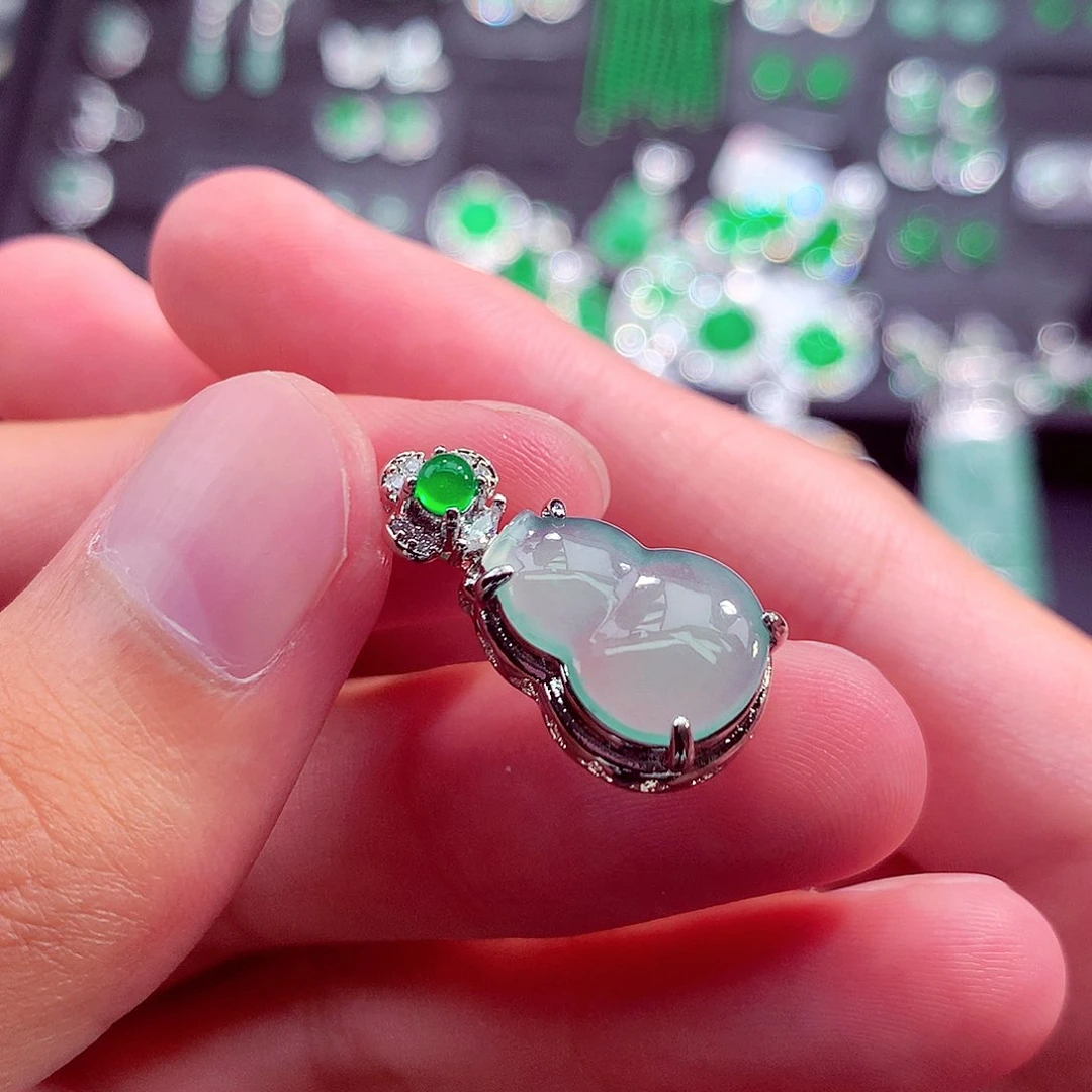 翡翠未镶嵌颈饰挂件