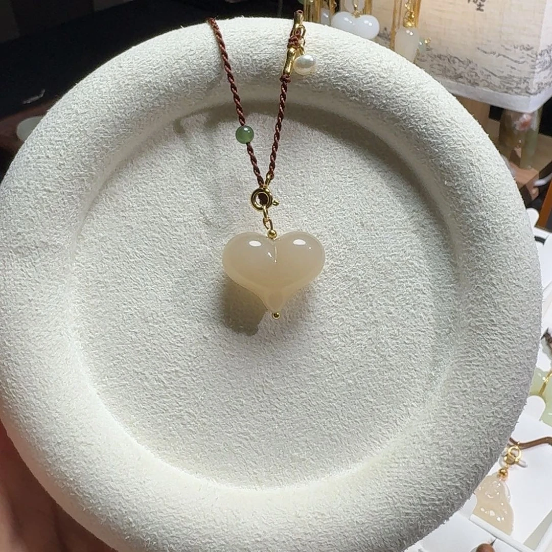 *****和田玉未镶嵌颈饰藕粉屁桃