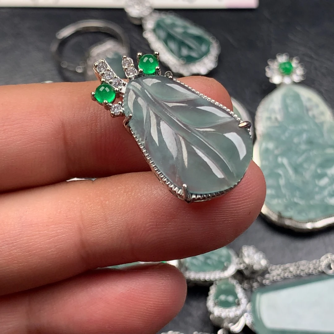 翡翠未镶嵌颈饰芭蕉叶