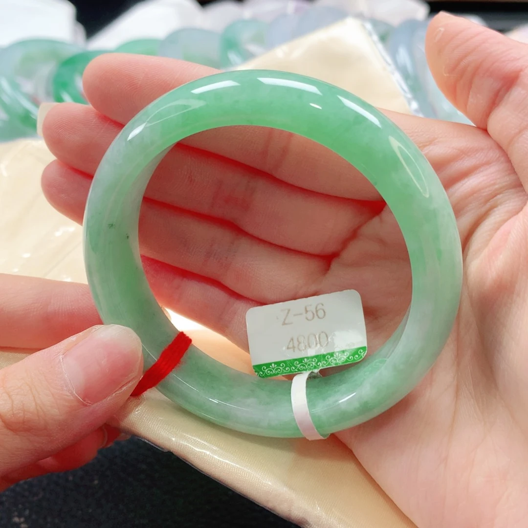翡翠手镯未镶嵌56圈