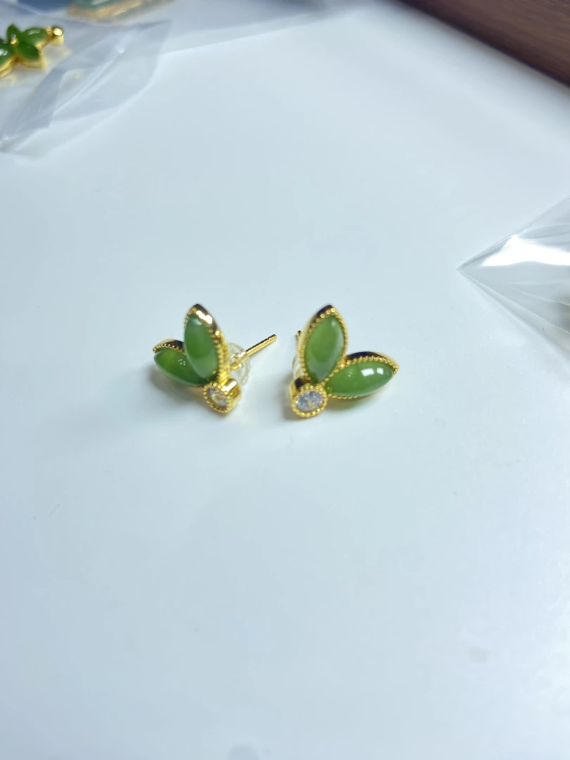 925银镶嵌和田玉碧玉马眼拼镶兔耳朵耳钉