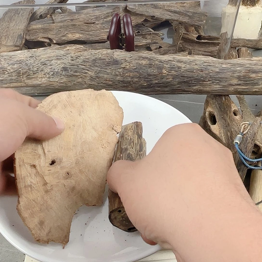 沉香吊坠奇楠虫漏品香手把玩