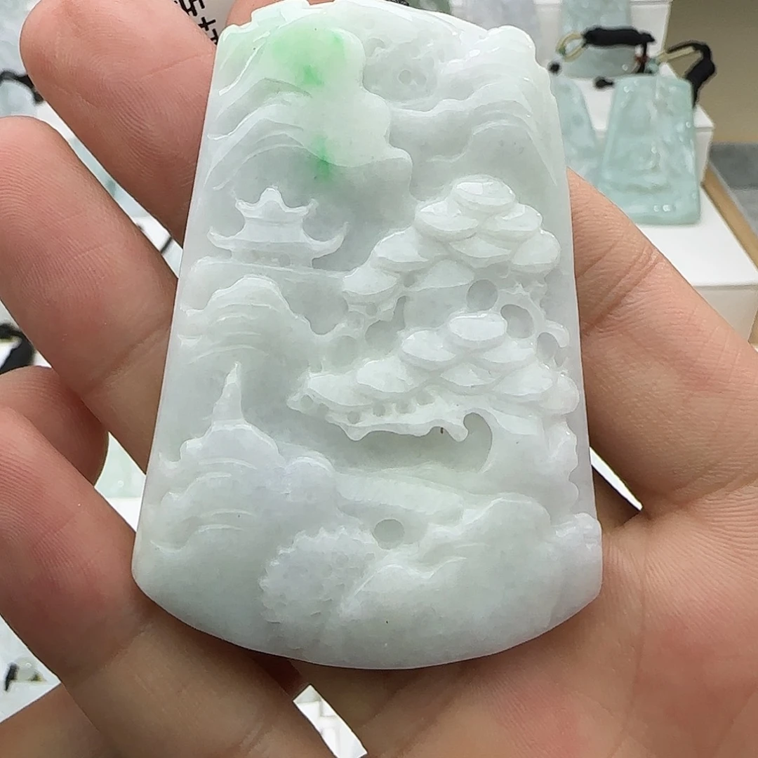 小***，翡翠未镶嵌颈饰翡翠