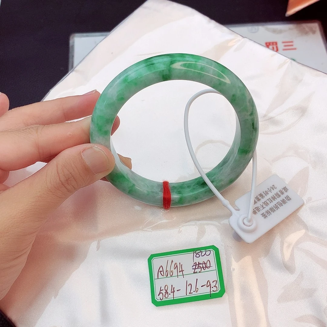 翡翠手镯未镶嵌翡翠