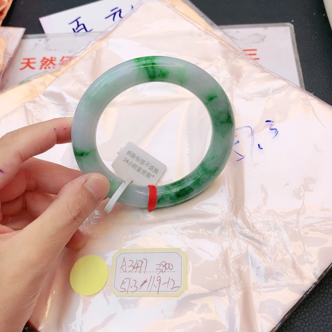 翡翠手镯未镶嵌翡翠