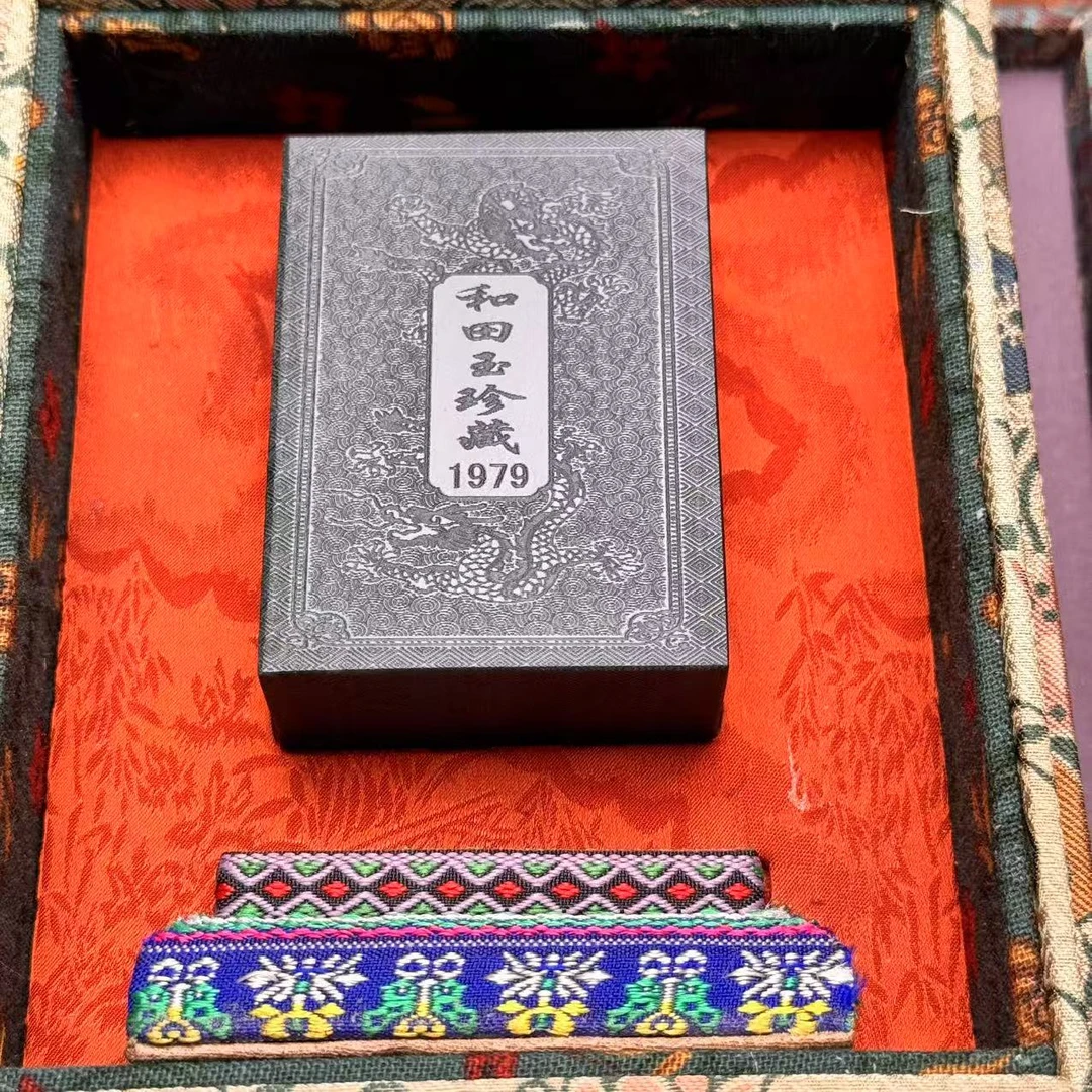 【闪购商品】精美和田玉塔青1979一公斤珍藏