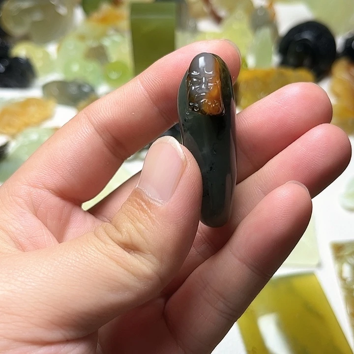 未镶嵌蛇纹石玉颈饰