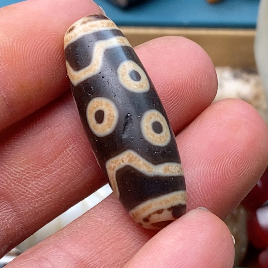 DIY琉璃珠子的颜色是蓝色的吗