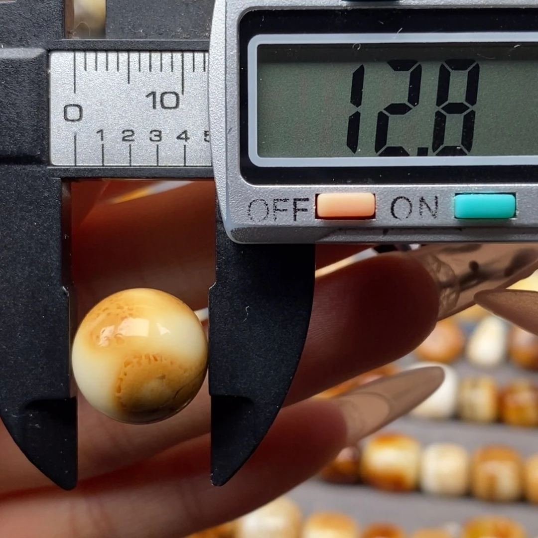 裸石琥珀未镶嵌圆珠