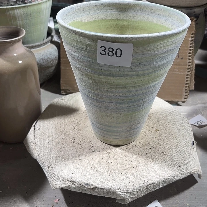 摆件陶高19，口16，有孔，380