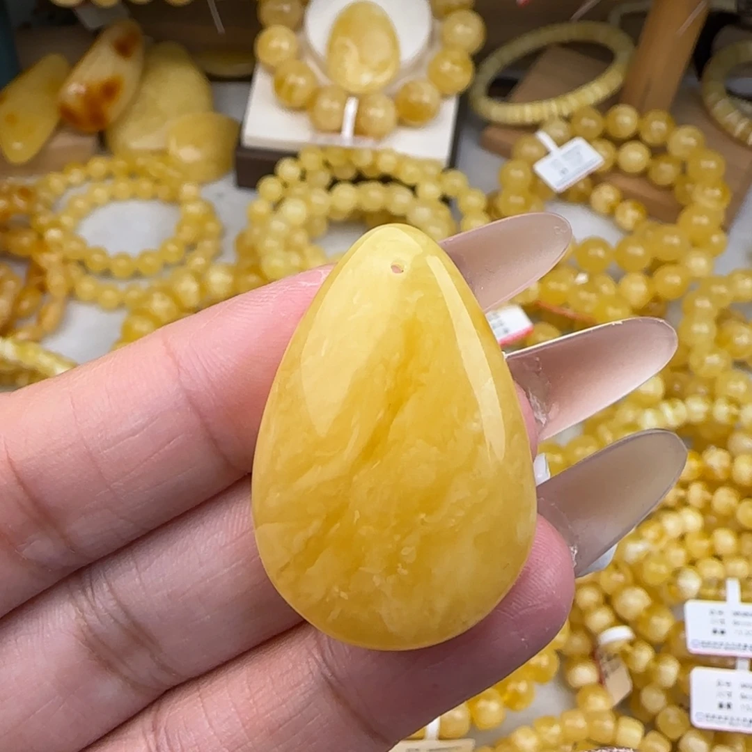 蜜蜡未镶嵌颈饰鸡油黄水滴吊坠