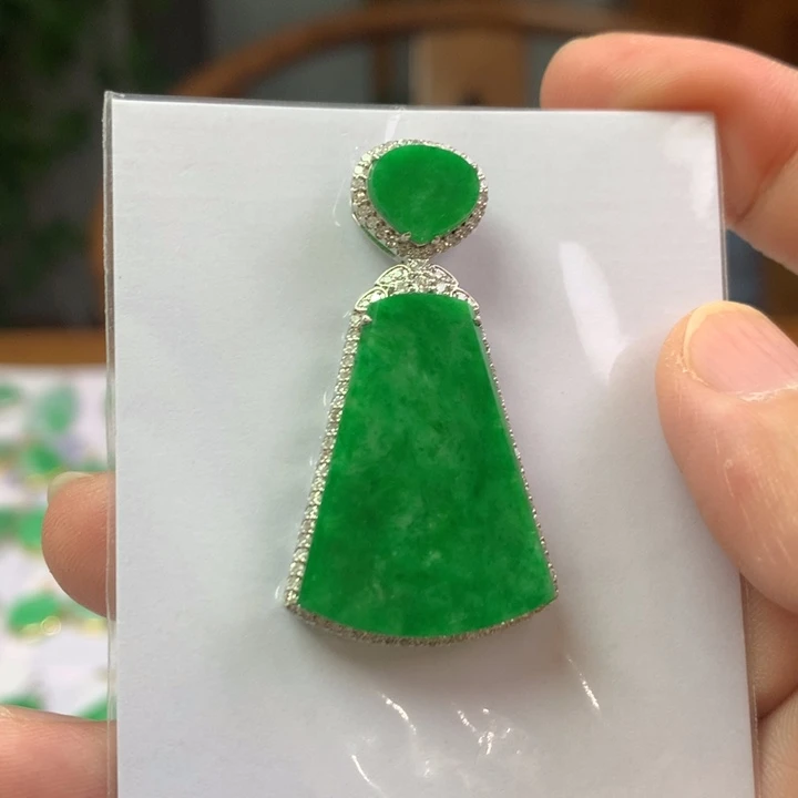 翡翠18K金镶嵌颈饰翡翠