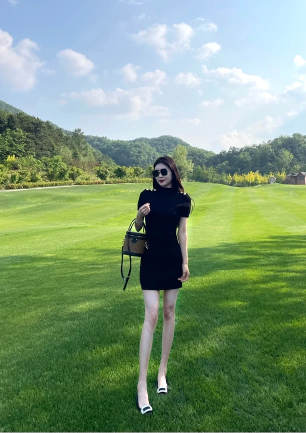 黑色连衣裙短款气质金扣针织薄款显瘦时尚性感夏季修身