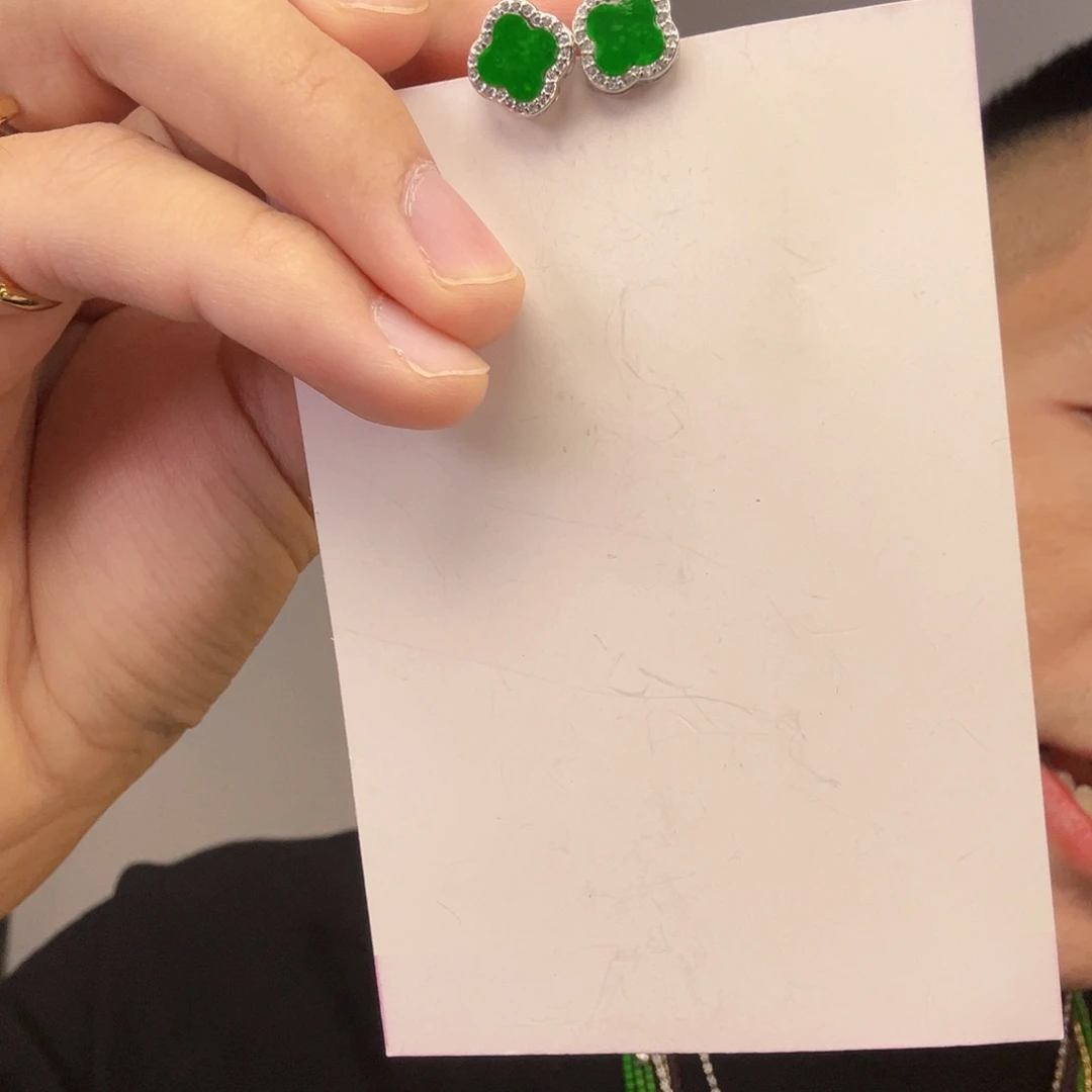 翡翠未镶嵌颈饰一对