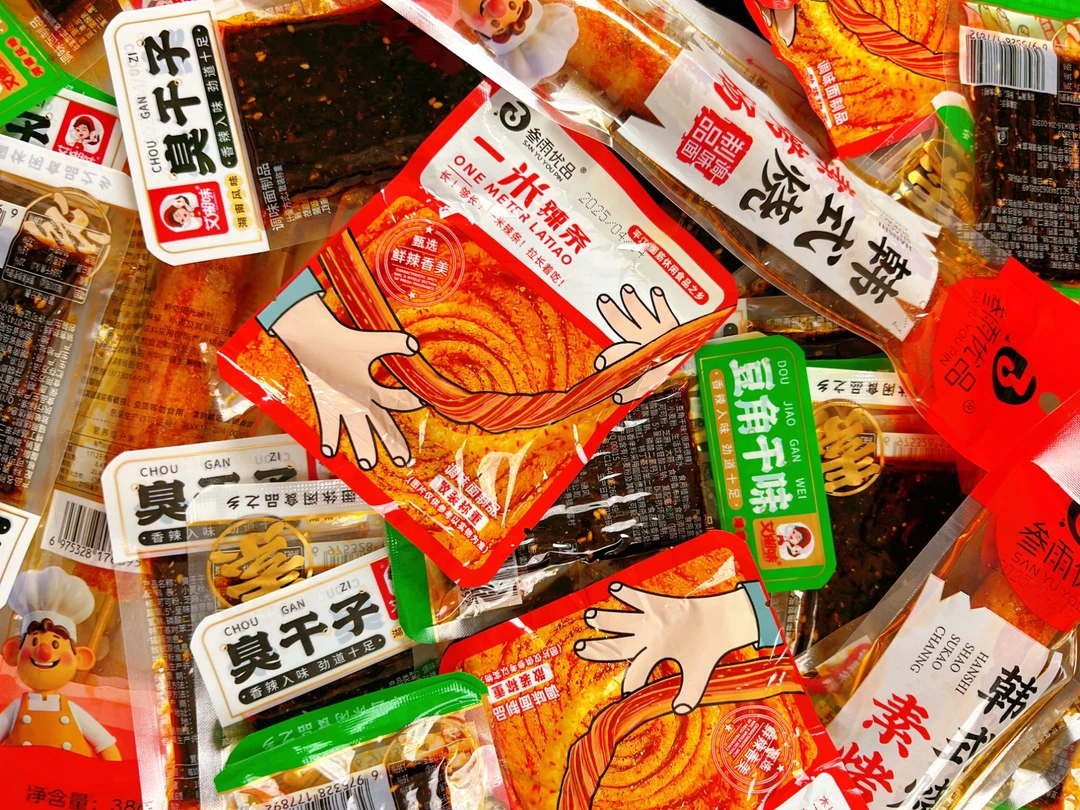 辣条湖南平江特产儿时怀旧经典香油条面筋香辣老式小袋美食网红