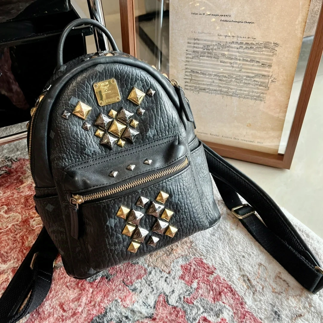 95新 MCM XM/经典满印老花休闲铆钉mini黑色双肩包/XG12921092