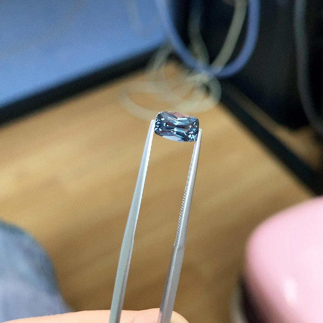 尖晶石裸石未镶嵌1.12克拉金属灰