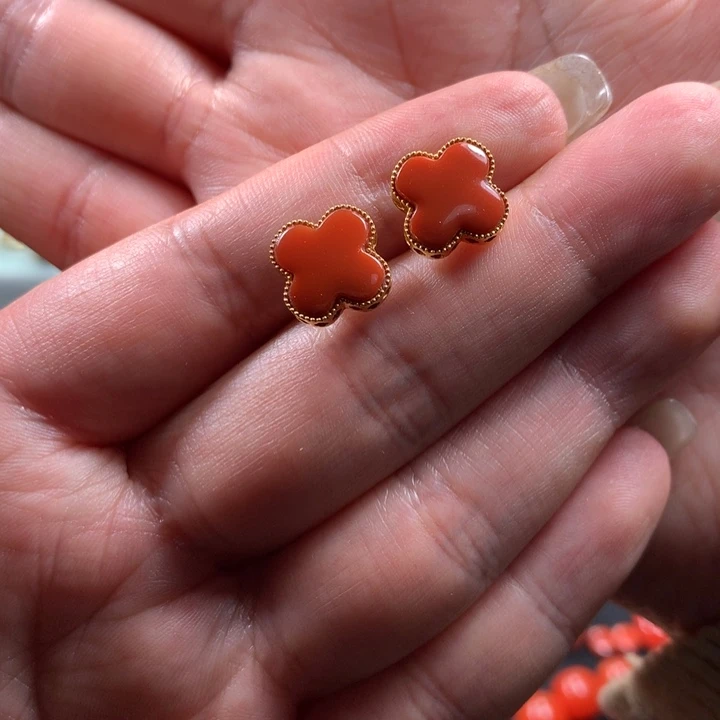 18K金镶嵌耳钉南红玛瑙