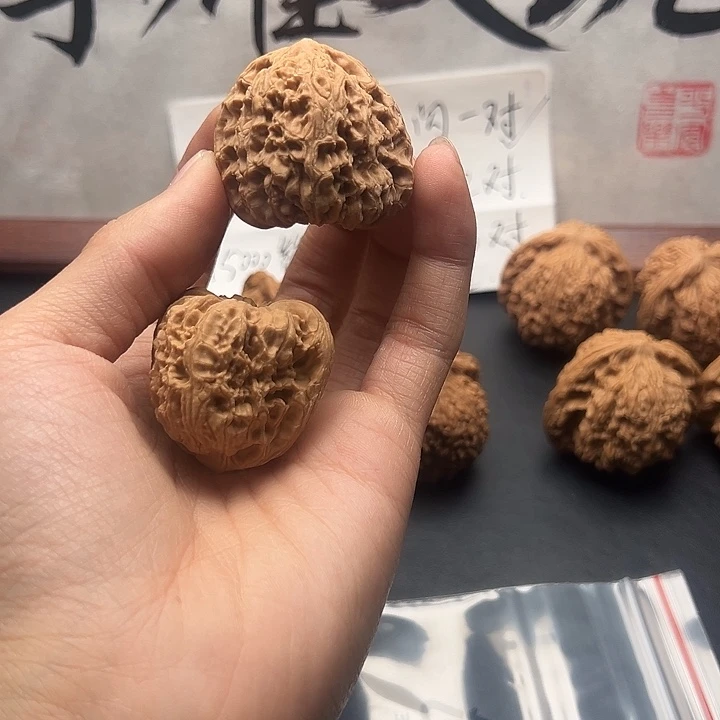 M***L文玩核桃吊坠南疆