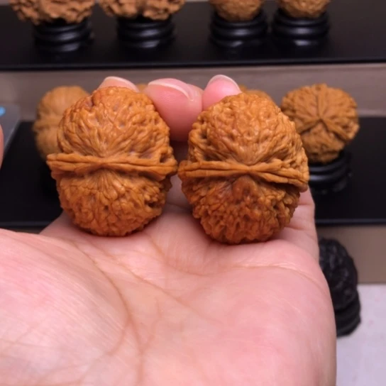 文玩核桃把件盘龙玉凤三楞39