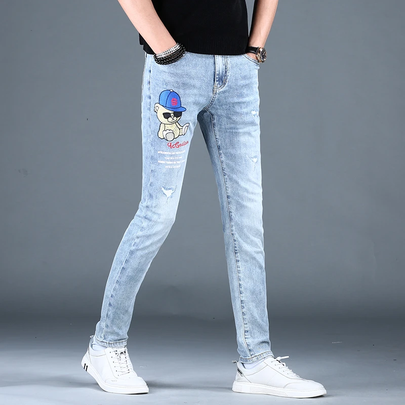潮流破洞牛仔裤男士修身小脚夏季男裤刺绣潮牌2025新款休闲长裤子