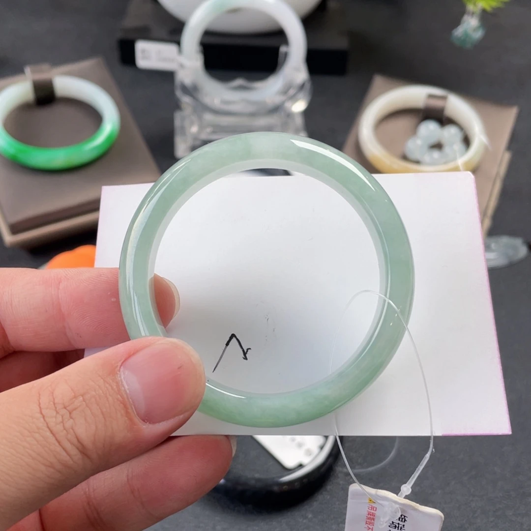 翡翠手镯未镶嵌52正圈 有纹裂