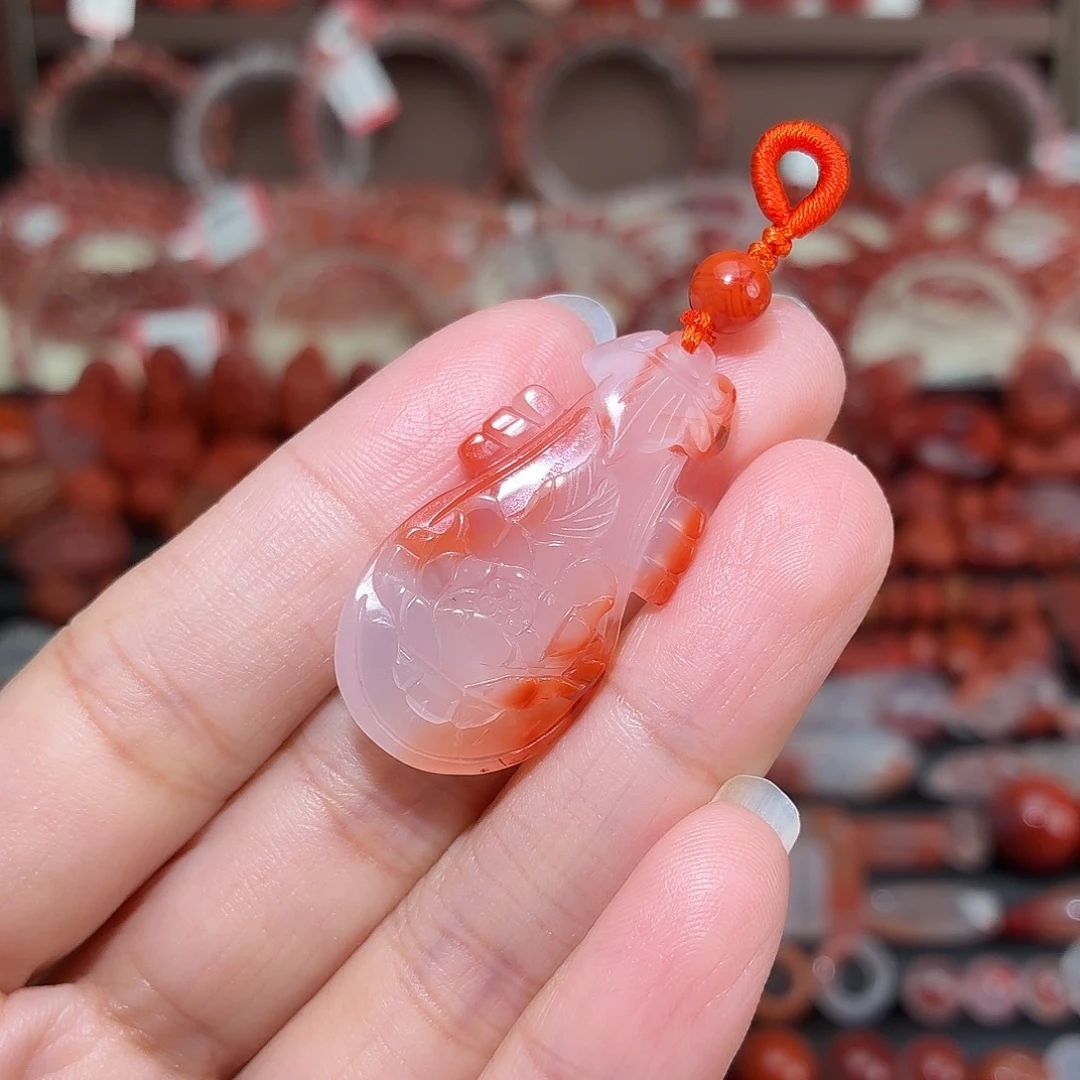 南红玛瑙未镶嵌颈饰琵琶吊坠