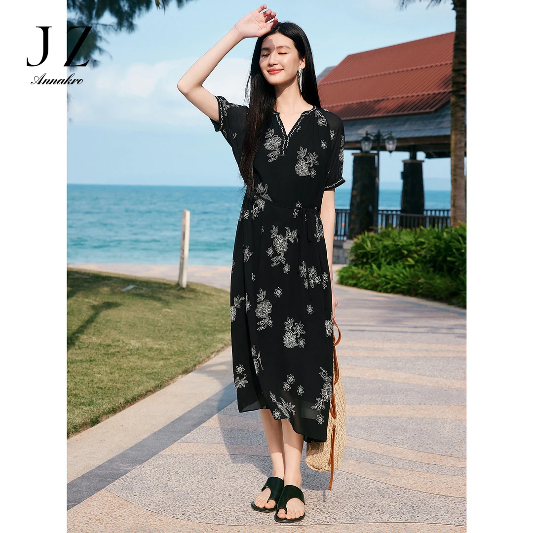 玖姿KWFX50026优雅民族风绣花收腰连衣裙女2025夏