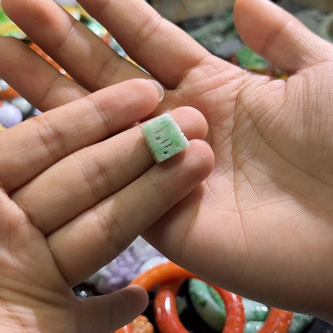 颈饰未镶嵌翡翠待编织